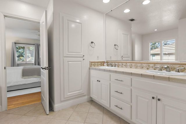 19 Waters Cove Ct, Sacramento, CA 95831