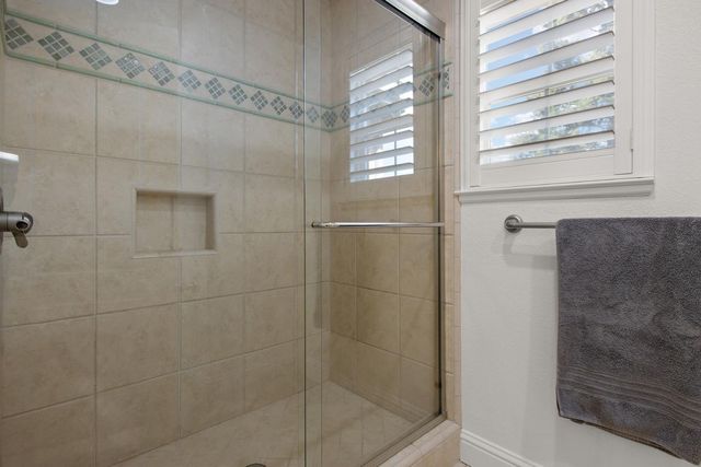 19 Waters Cove Ct, Sacramento, CA 95831