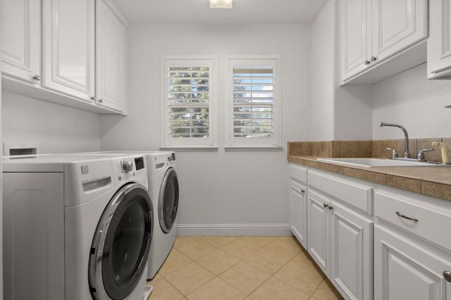 19 Waters Cove Ct, Sacramento, CA 95831