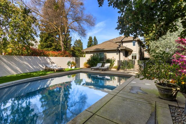 19 Waters Cove Ct, Sacramento, CA 95831