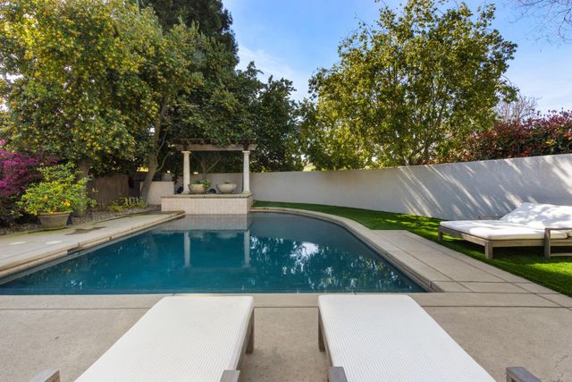 19 Waters Cove Ct, Sacramento, CA 95831