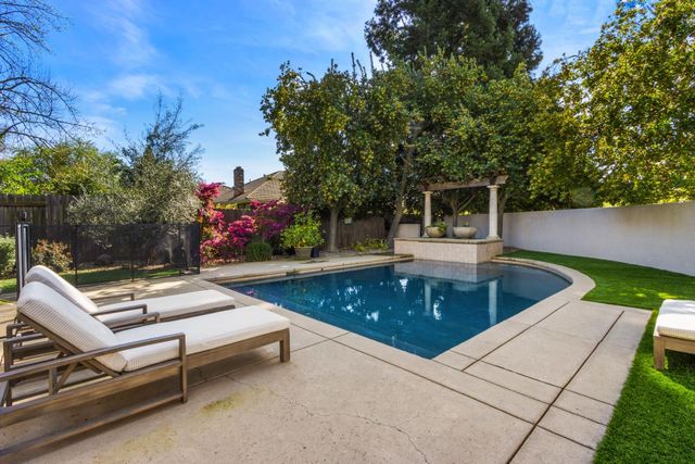 19 Waters Cove Ct, Sacramento, CA 95831