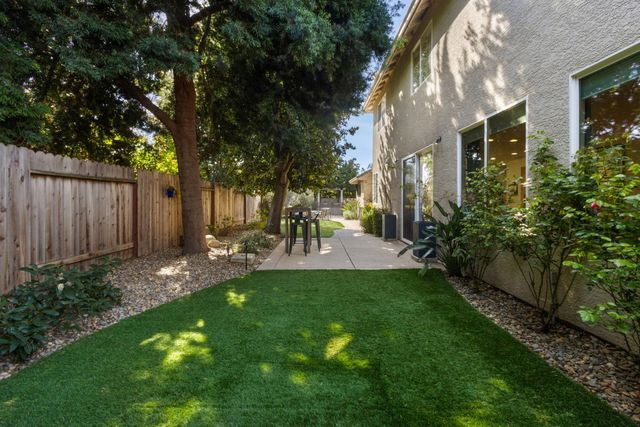 19 Waters Cove Ct, Sacramento, CA 95831