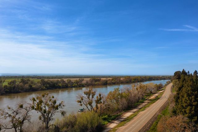 19 Waters Cove Ct, Sacramento, CA 95831