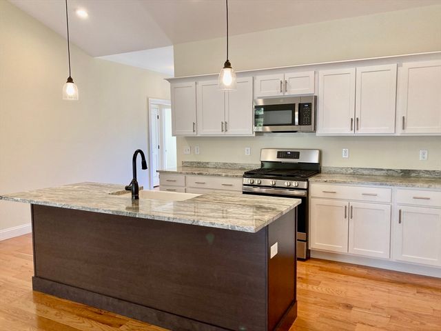 28 Spring Street, Petersham, MA 01366