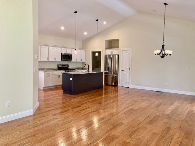 28 Spring Street, Petersham, MA 01366