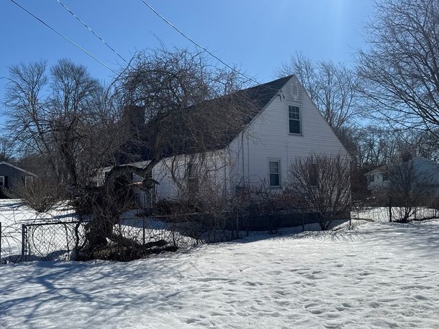 39 Fairlawn Ave, Oxford, MA 01540