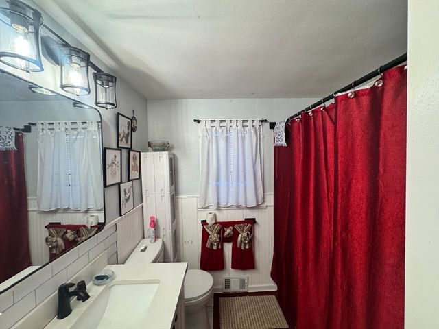 39 Fairlawn Ave, Oxford, MA 01540