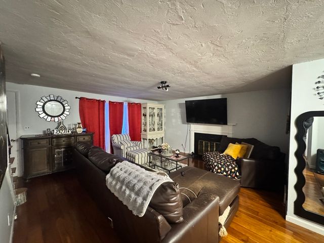 39 Fairlawn Ave, Oxford, MA 01540