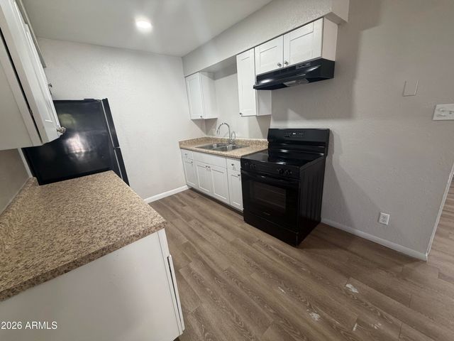 2034 W CACTUS Road B, Phoenix, AZ 85029
