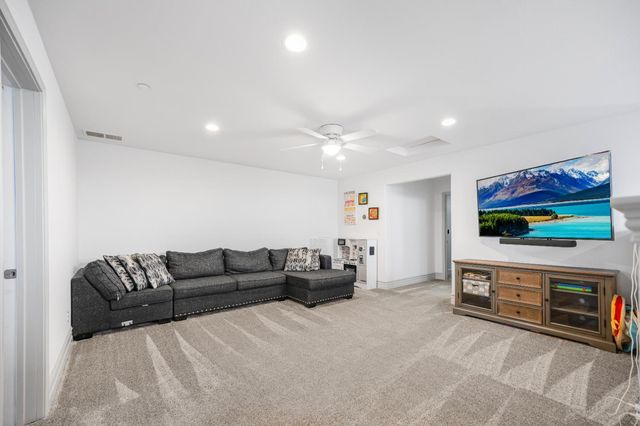 3063 Robinwood Avenue, Clovis, CA 93619