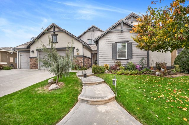 3063 Robinwood Avenue, Clovis, CA 93619