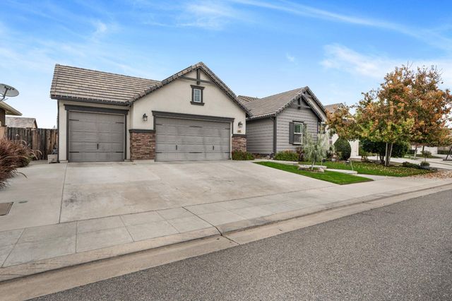 3063 Robinwood Avenue, Clovis, CA 93619