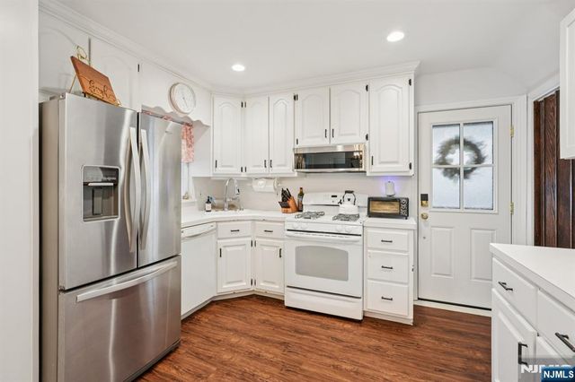 2 White Oak Lane, Wayne, NJ 07470