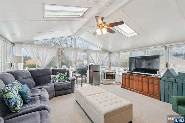 2 White Oak Lane, Wayne, NJ 07470
