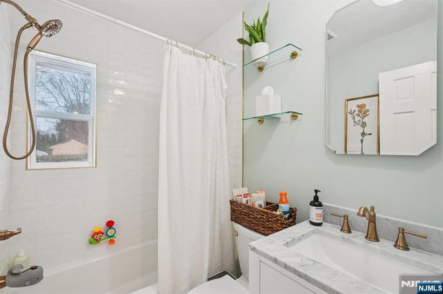 2 White Oak Lane, Wayne, NJ 07470