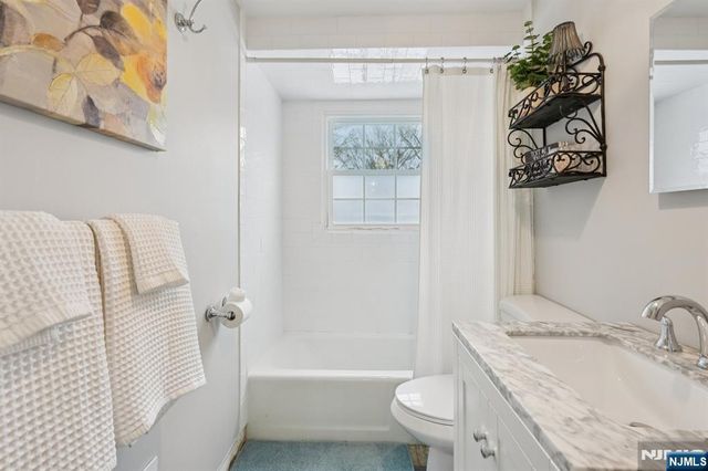 2 White Oak Lane, Wayne, NJ 07470