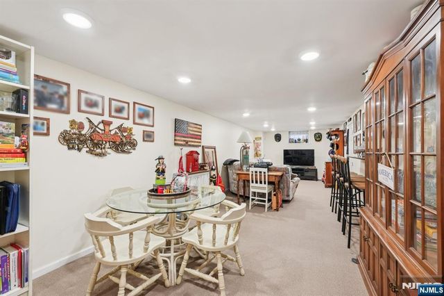 2 White Oak Lane, Wayne, NJ 07470