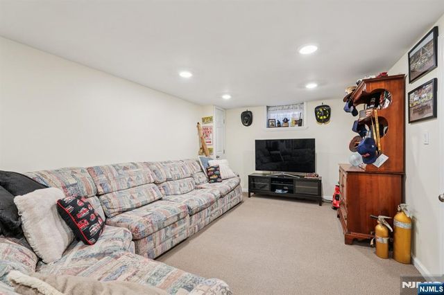 2 White Oak Lane, Wayne, NJ 07470