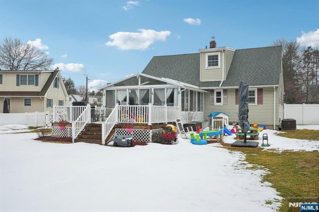 2 White Oak Lane, Wayne, NJ 07470