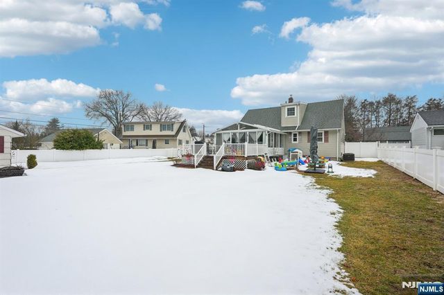 2 White Oak Lane, Wayne, NJ 07470