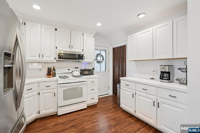 2 White Oak Lane, Wayne, NJ 07470