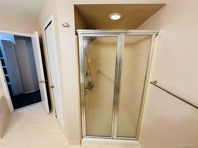 33779 VISTA Drive, Farmington Hills, MI 48331