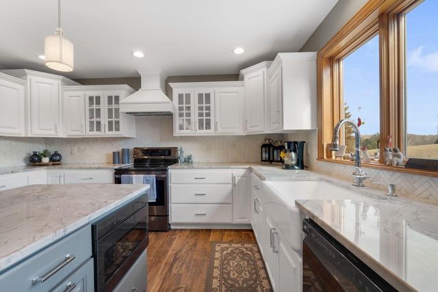 3219 Old Hickory PLACE, West Bend, WI 53095