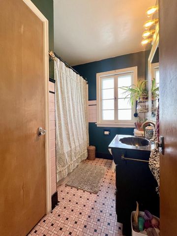 160 W Crawford AVENUE, Milwaukee, WI 53207