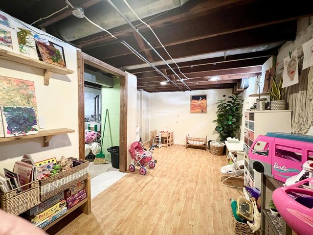 160 W Crawford AVENUE, Milwaukee, WI 53207