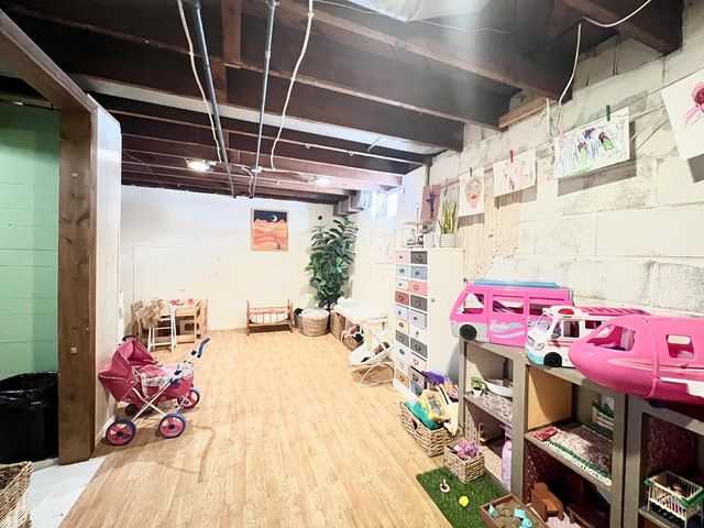 160 W Crawford AVENUE, Milwaukee, WI 53207