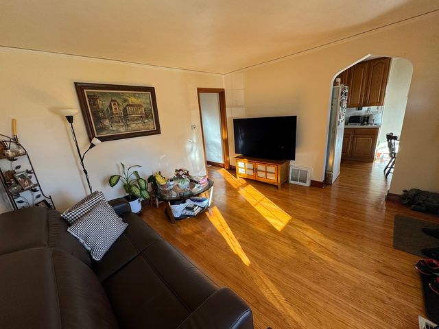 886 E Thacker Street, Des Plaines, IL 60016