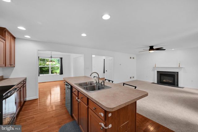 21 HONEYSUCKLE DR, Marietta, PA 17547