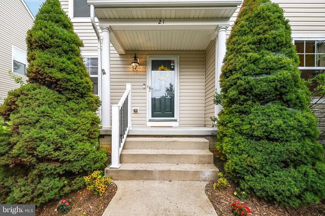 21 HONEYSUCKLE DR, Marietta, PA 17547