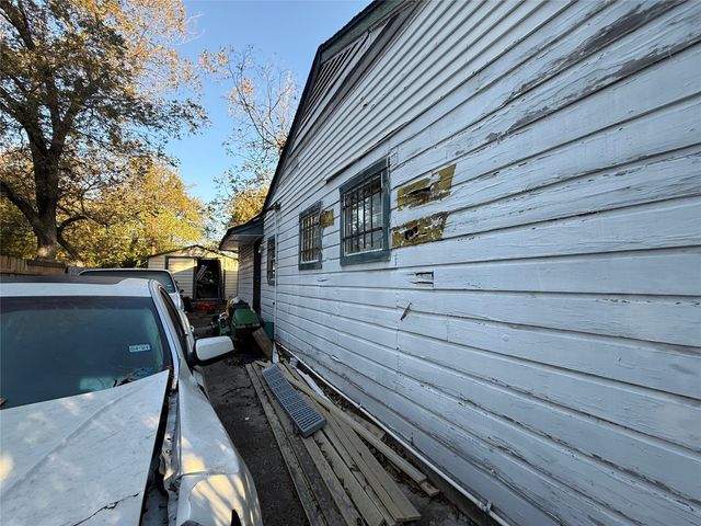 2621 Volga Avenue, Dallas, TX 75216