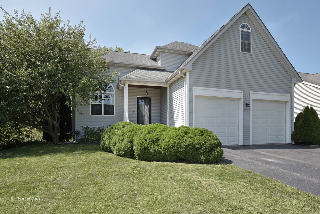 1290 Savanna Lane, Woodstock, IL 60098