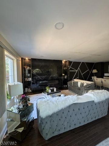 9 Picaron Pl, Old Bridge Twp., NJ 08879