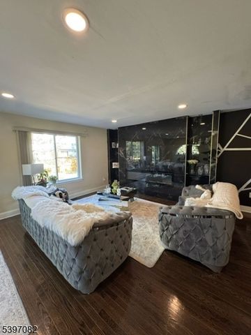 9 Picaron Pl, Old Bridge Twp., NJ 08879