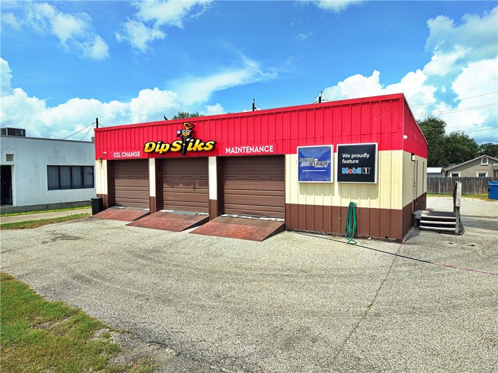 504 S San Patricio St, Sinton, TX 78387 — exterior
