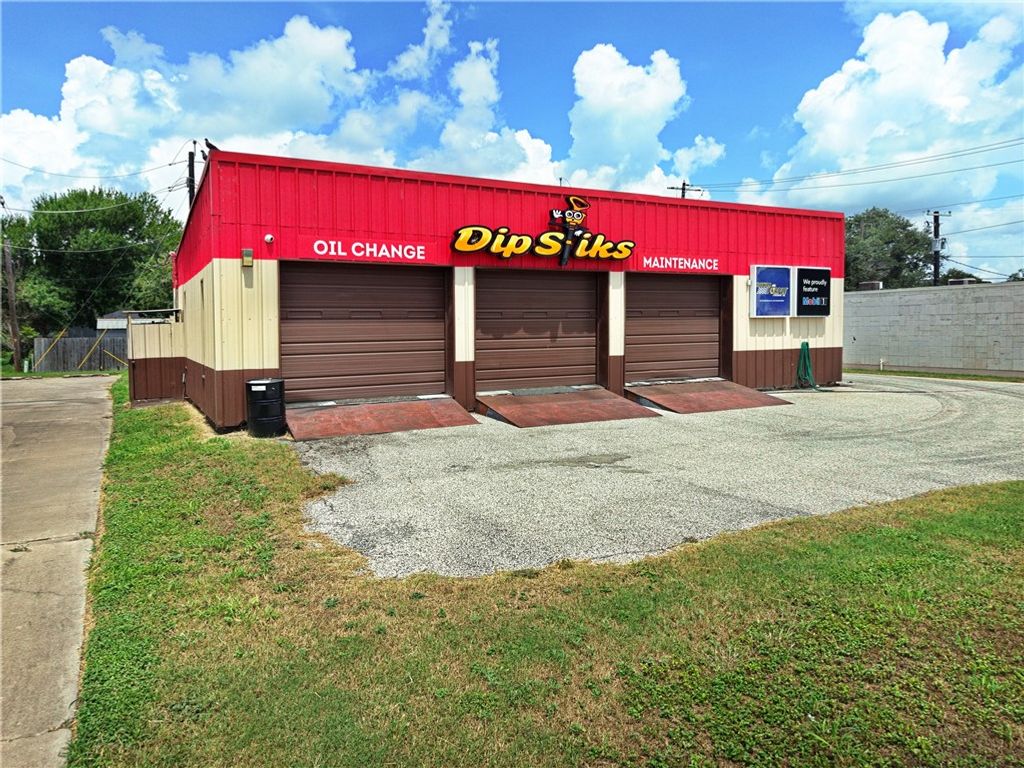 504 S San Patricio St, Sinton, TX 78387 — photo 2