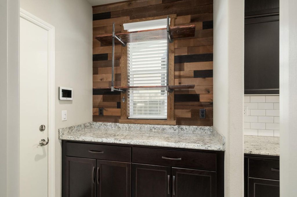 Image 16 of property listing at 1565 N Kaweah Avenue, Clovis, CA 93619