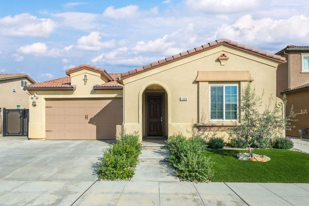 Image 3 of property listing at 1565 N Kaweah Avenue, Clovis, CA 93619