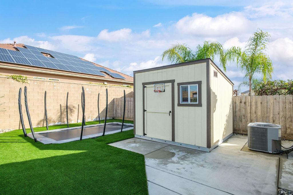 Image 32 of property listing at 1565 N Kaweah Avenue, Clovis, CA 93619