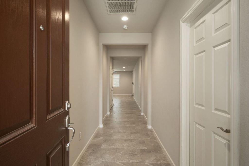 Image 4 of property listing at 1565 N Kaweah Avenue, Clovis, CA 93619