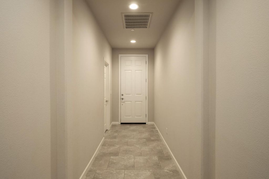 Image 5 of property listing at 1565 N Kaweah Avenue, Clovis, CA 93619