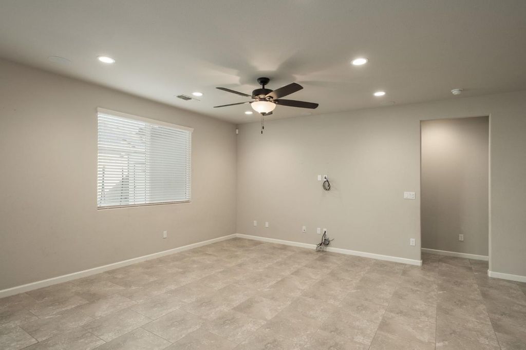 Image 7 of property listing at 1565 N Kaweah Avenue, Clovis, CA 93619