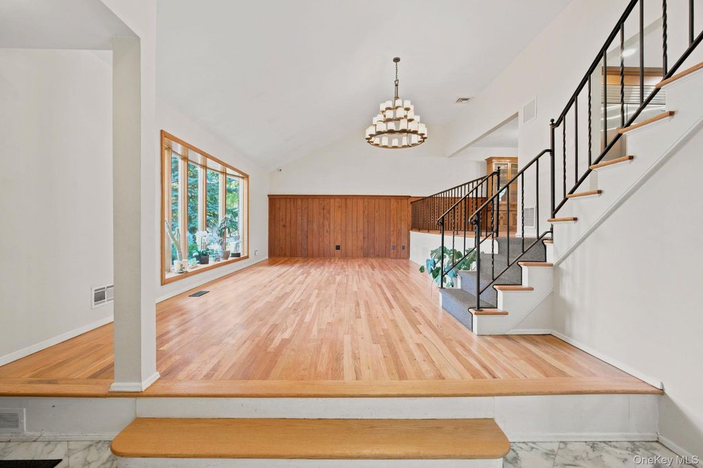 14 Fairway Drive, Great Neck, NY 11020 — photo 2