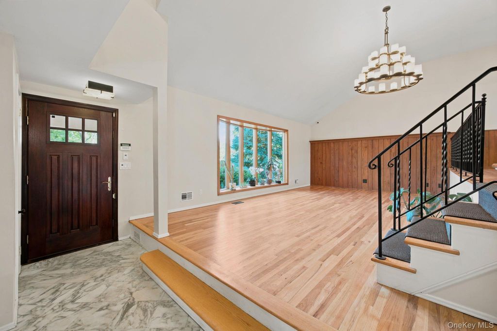 14 Fairway Drive, Great Neck, NY 11020 — photo 3