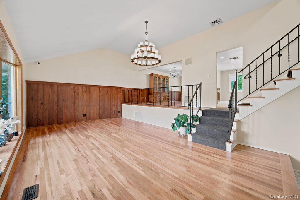 14 Fairway Drive, Great Neck, NY 11020 — photo 4