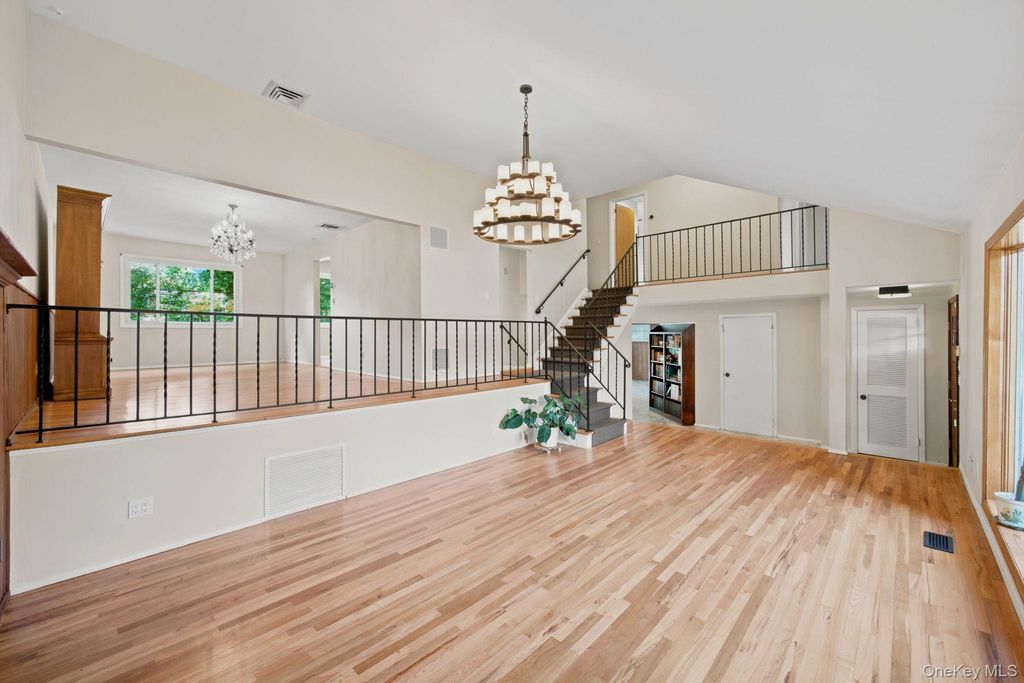 14 Fairway Drive, Great Neck, NY 11020 — photo 5